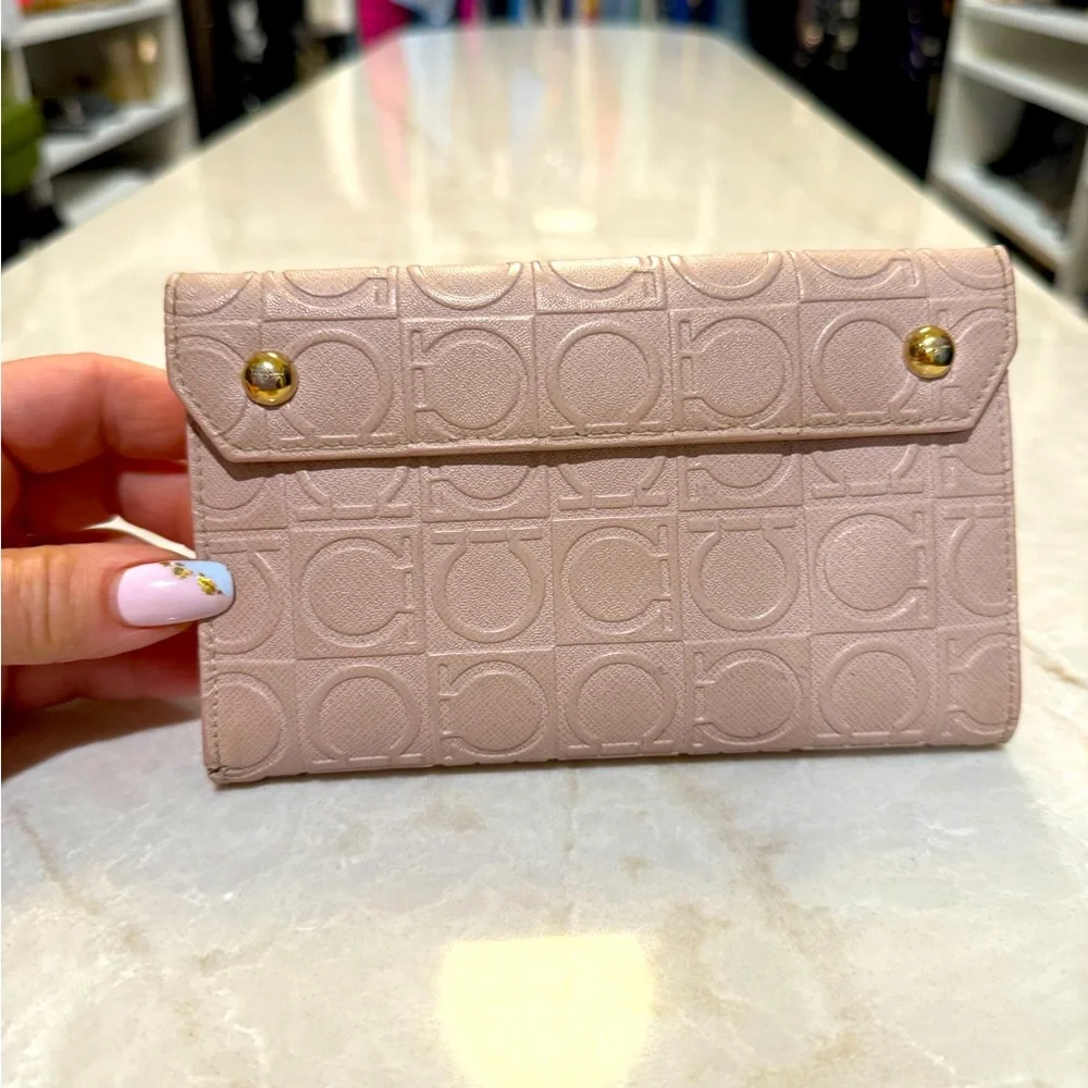 Salvatore Ferragamo Gancini leather beautiful dust rose wallet in chain  in EUC - Picture 4 of 16